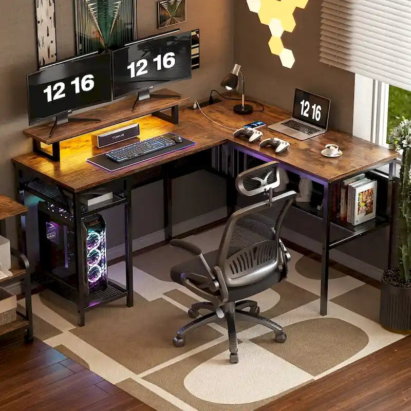 Escritorio para computadora en forma de L con tomas de corriente, LED RGB y soporte para monitor