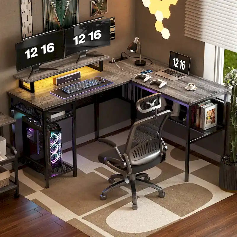 Escritorio para computadora en forma de L con tomas de corriente, LED RGB y soporte para monitor