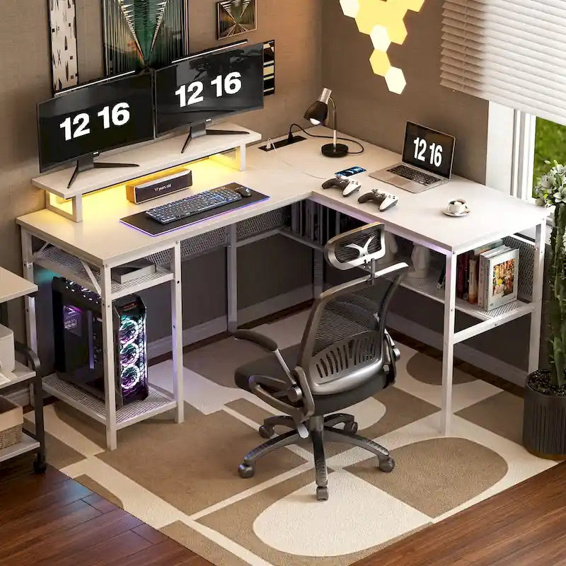 Escritorio para computadora en forma de L con tomas de corriente, LED RGB y soporte para monitor
