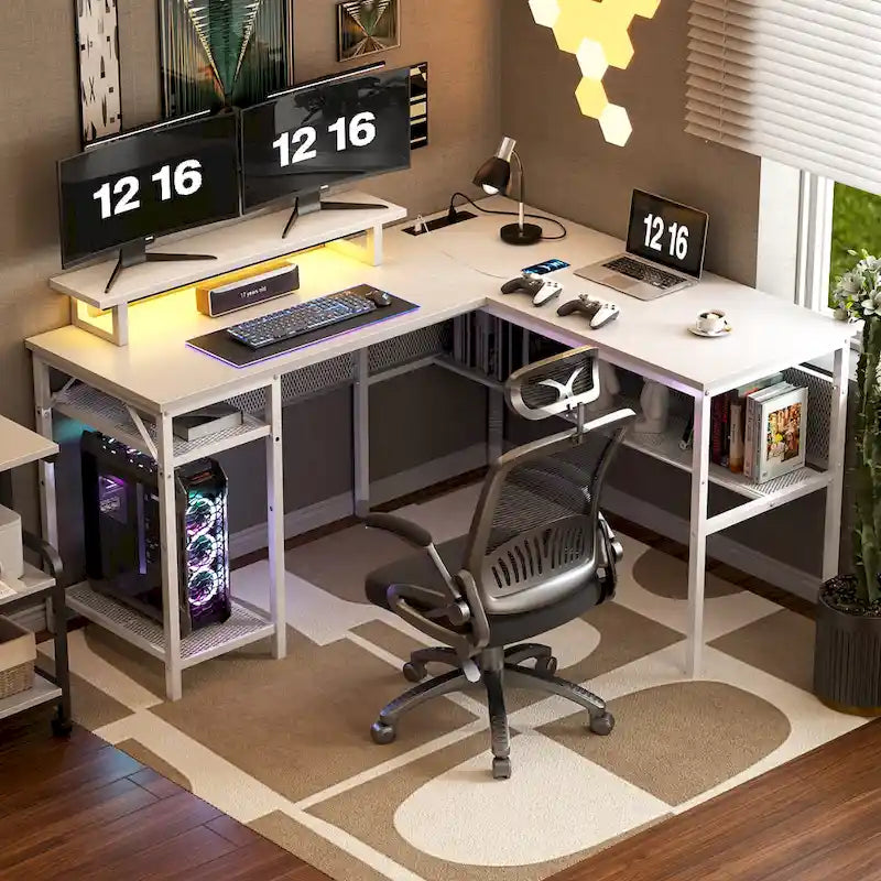 Escritorio para computadora en forma de L con tomas de corriente, LED RGB y soporte para monitor